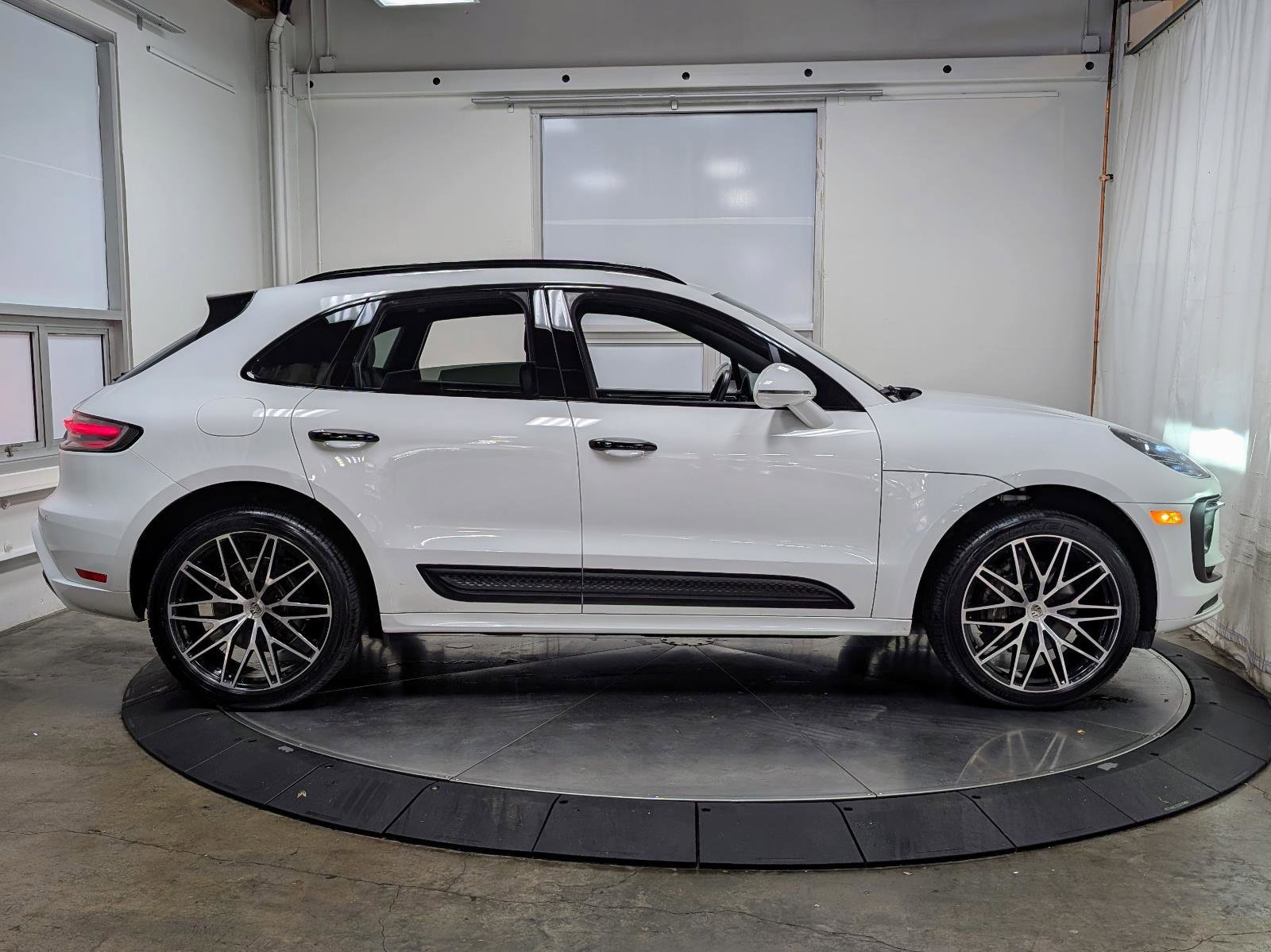 Used 2023 Porsche Macan image 10