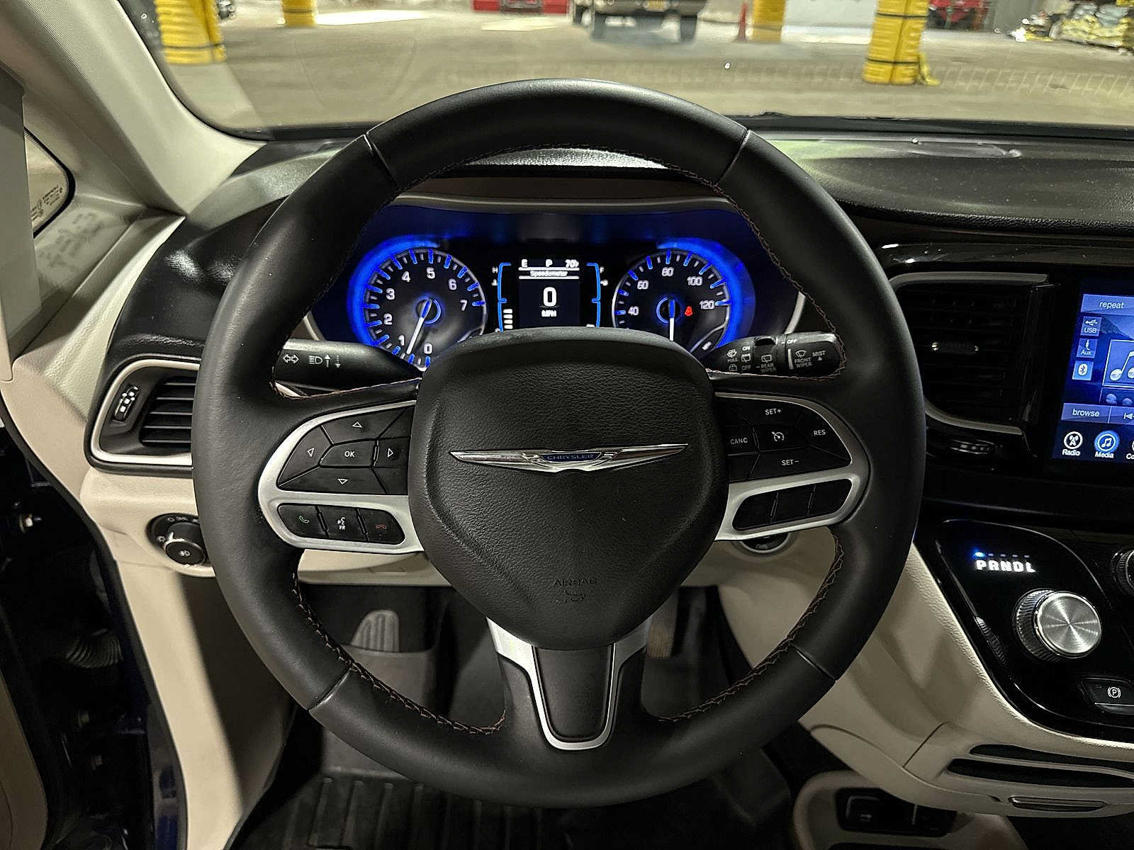 Used 2017 Chrysler Pacifica Touring-L w/ Tire & Wheel Group FWD image 19
