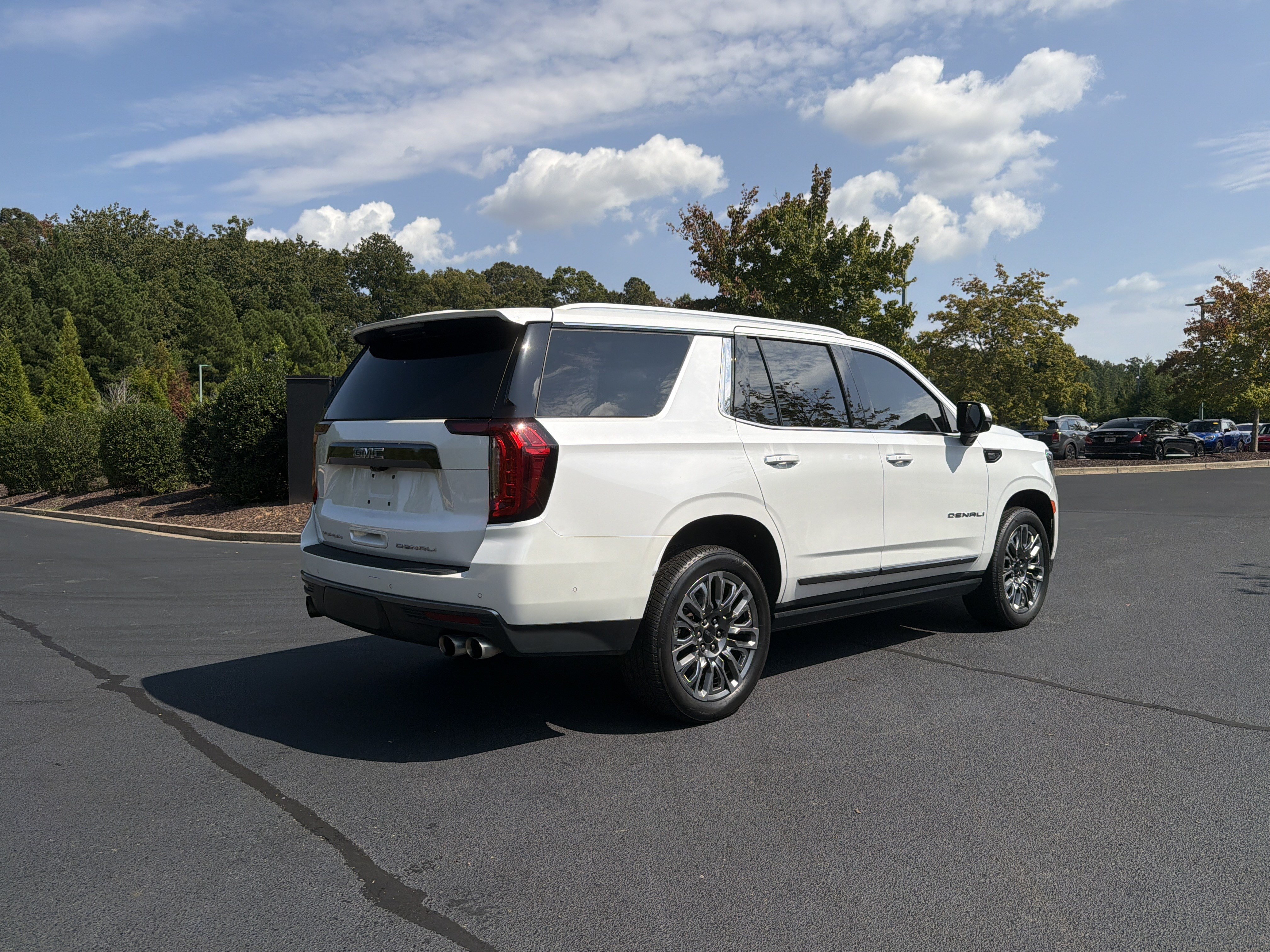 Used 2023 GMC Yukon Denali Ultimate AWD/4WD image 3