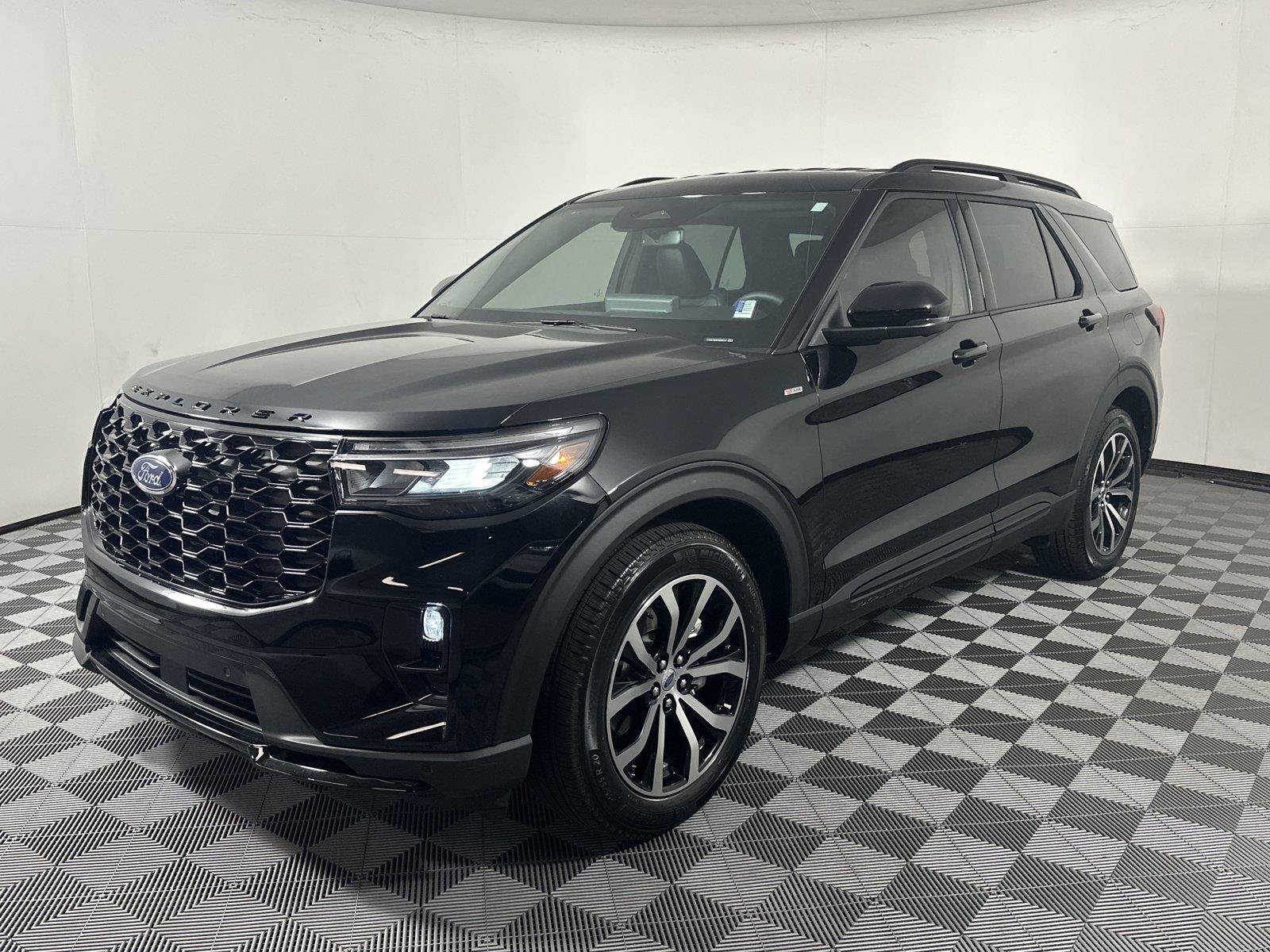 Used 2026 Ford Explorer ST-Line w/ Premium Package RWD image 3