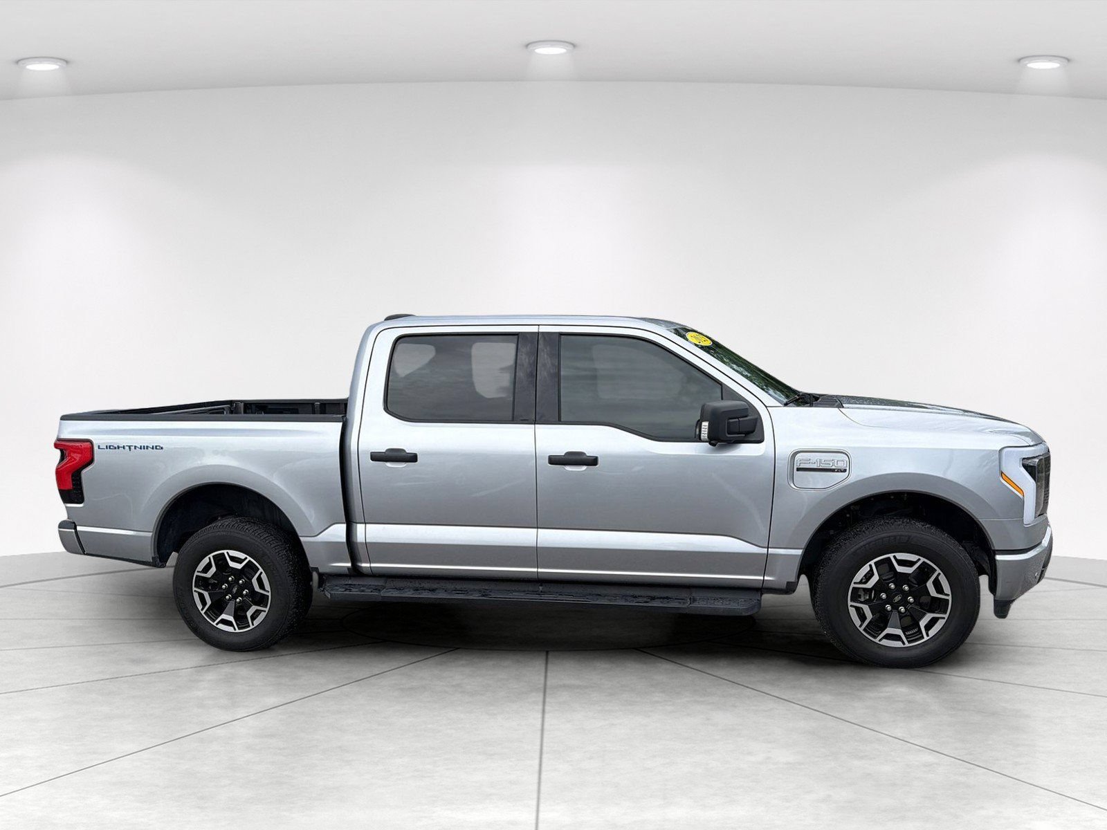 Used 2023 Ford F150 Lightning XLT AWD/4WD image 3