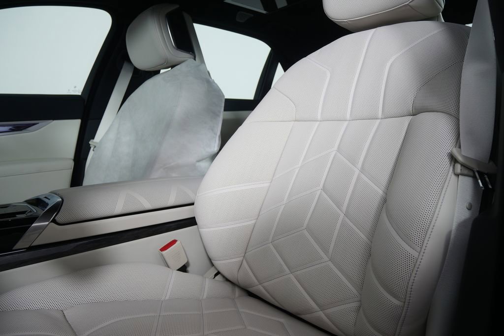 Used 2026 BMW i7 eDrive50 w/ Executive Package image 7