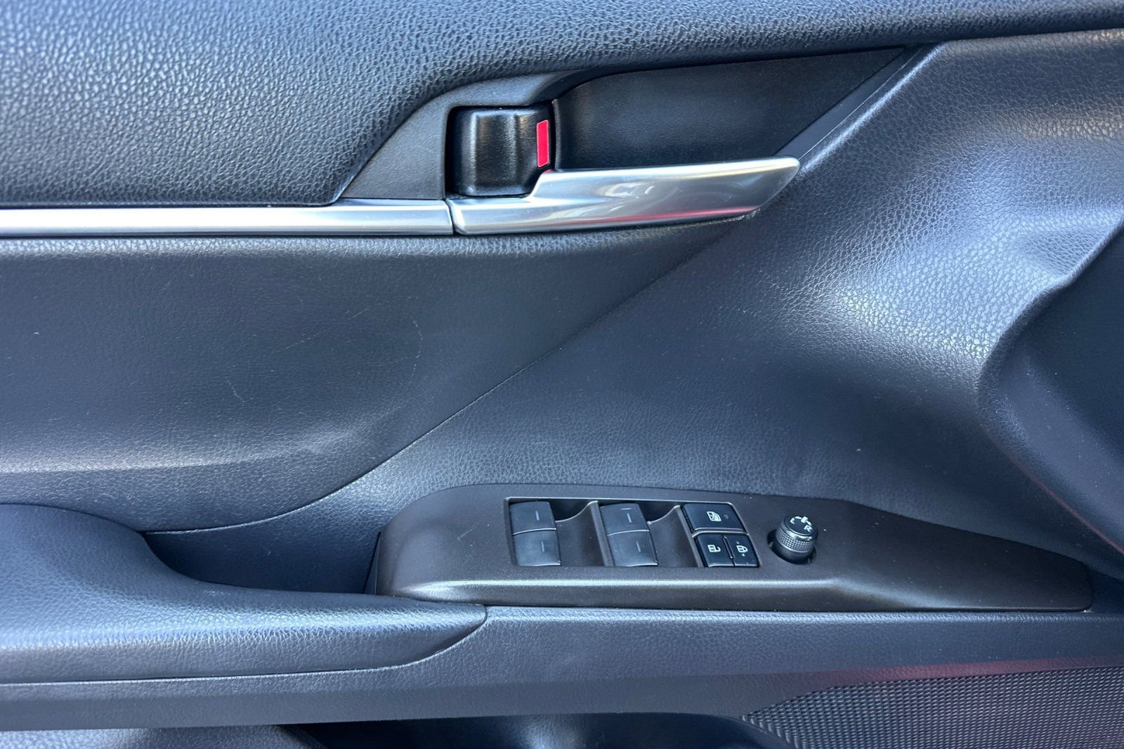 Used 2022 Toyota Camry SE FWD image 8