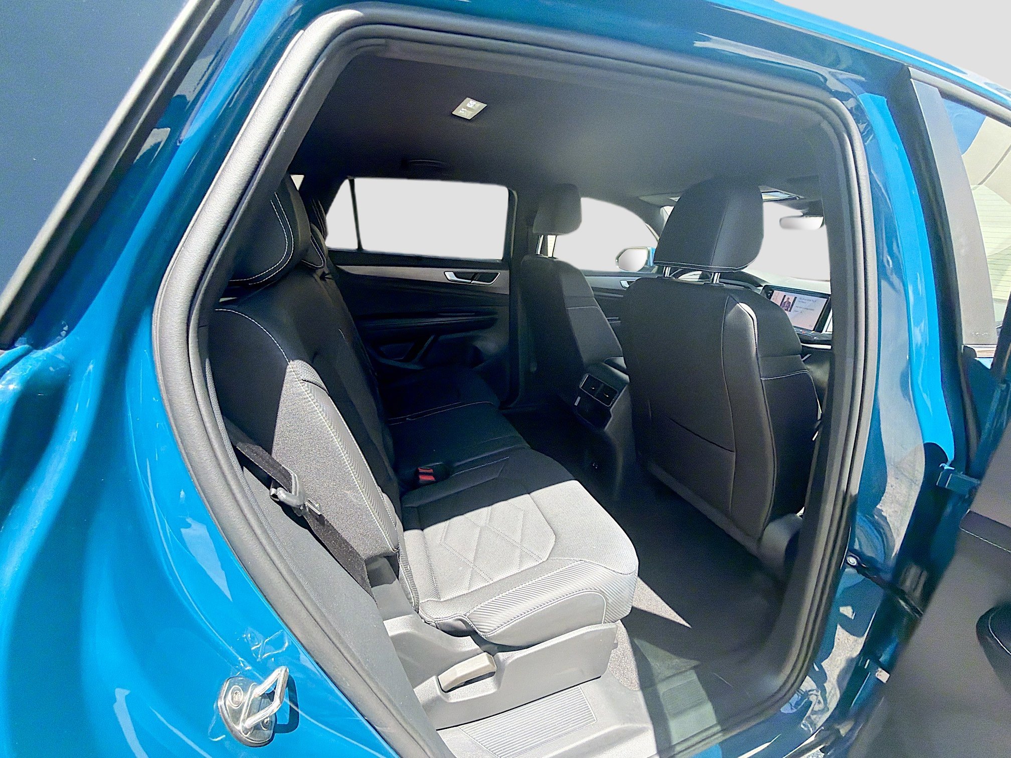Certified 2025 Volkswagen Atlas Cross Sport SE AWD/4WD image 28
