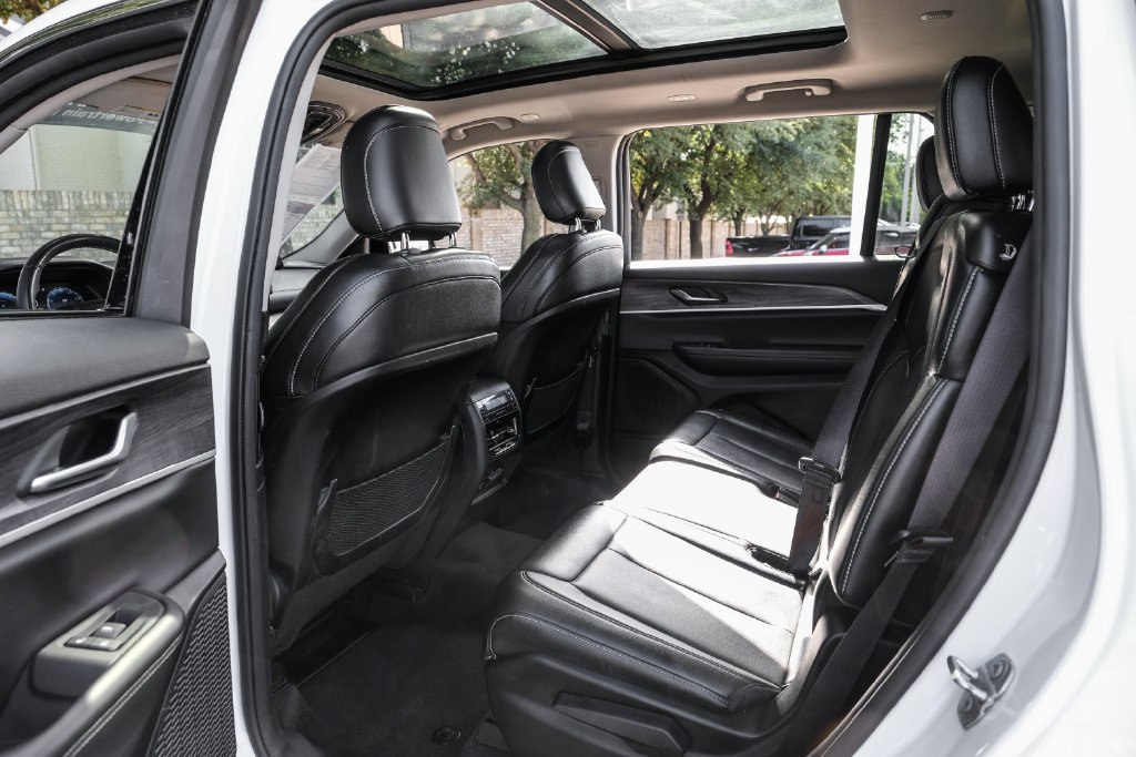 Used 2023 Jeep Grand Cherokee L Limited AWD/4WD image 48
