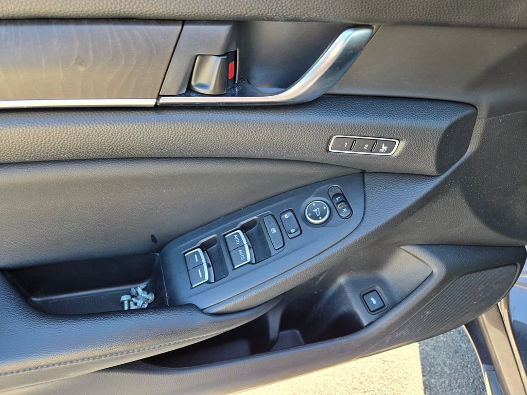 Used 2018 Honda Accord Touring image 10