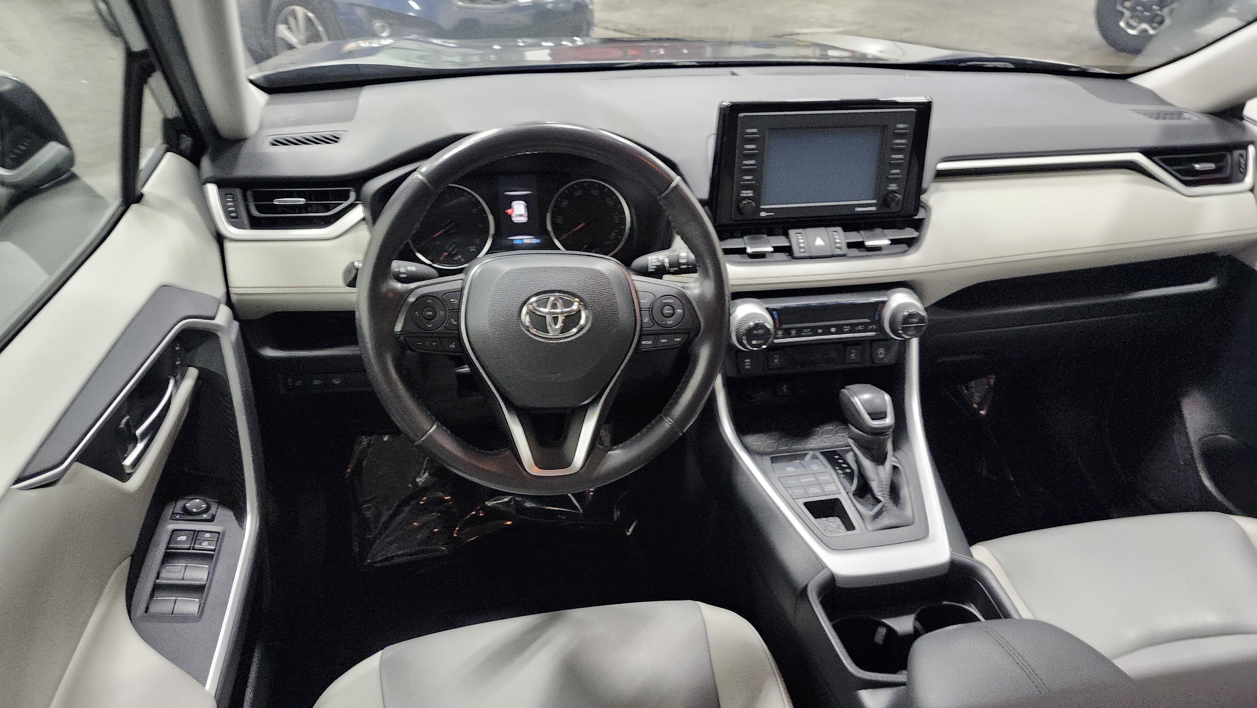 Used 2020 Toyota RAV4 XLE Premium image 22