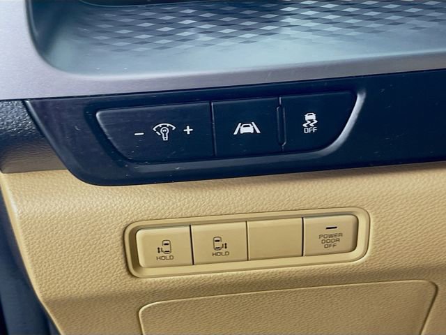 Used 2023 Kia Carnival LX image 11