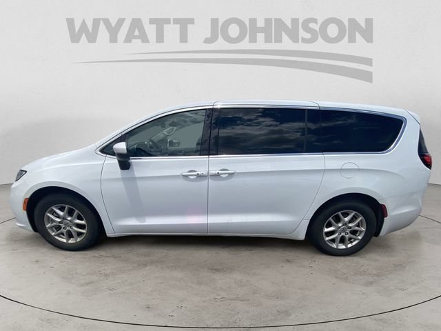 Used 2023 Chrysler Pacifica Touring-L FWD image 5