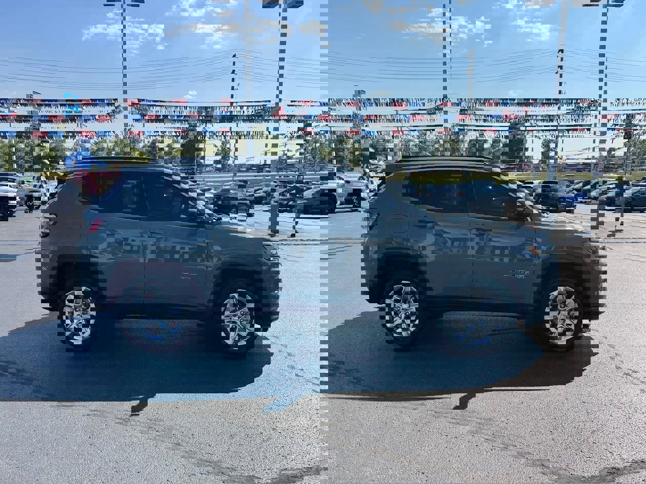Used 2023 Jeep Compass Latitude image 4