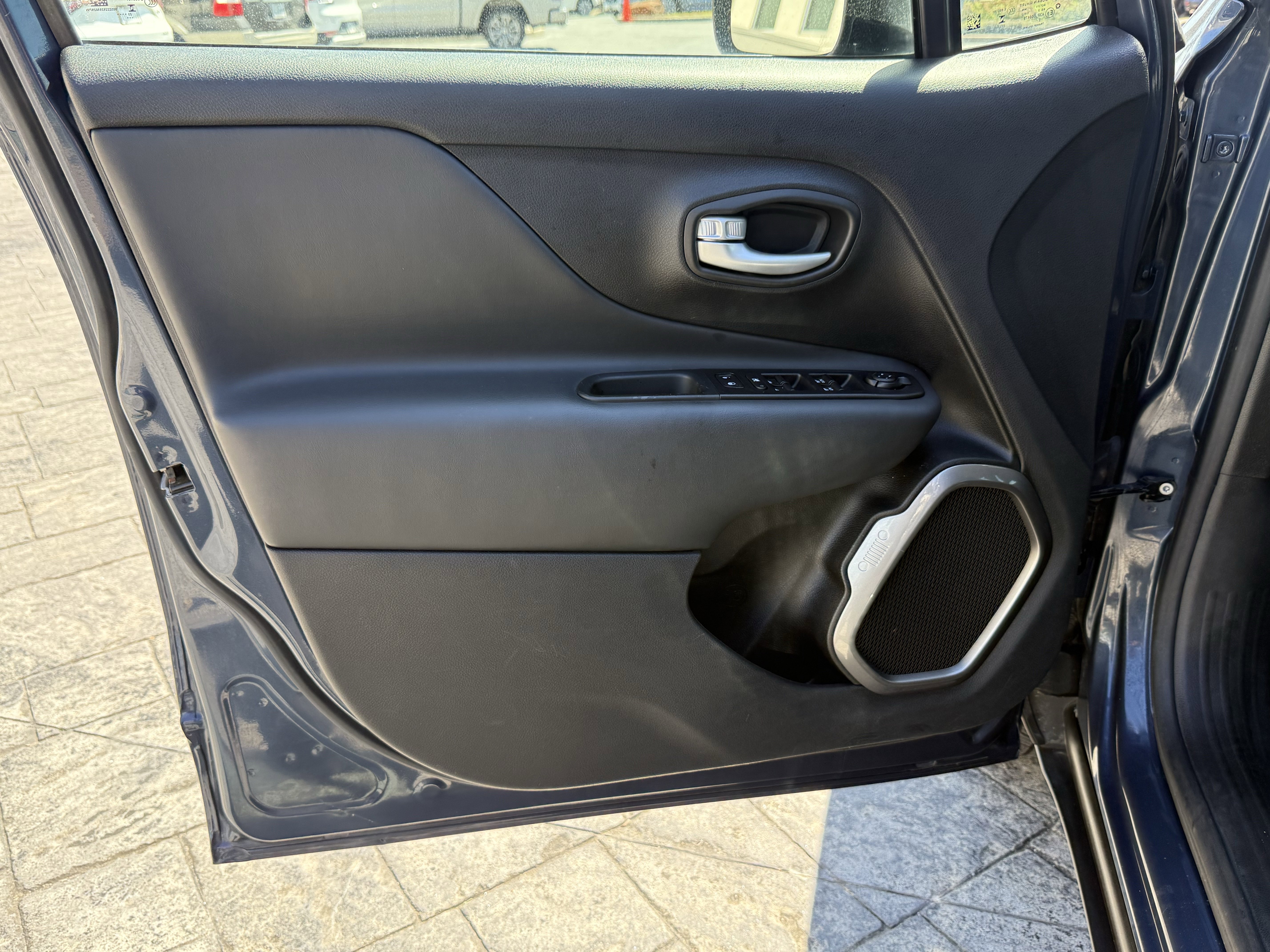 Used 2023 Jeep Renegade Latitude AWD/4WD image 10