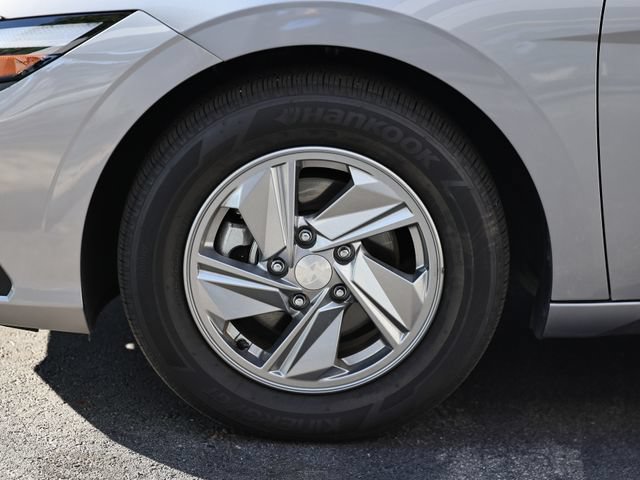 Used 2026 Hyundai Elantra SE FWD image 9
