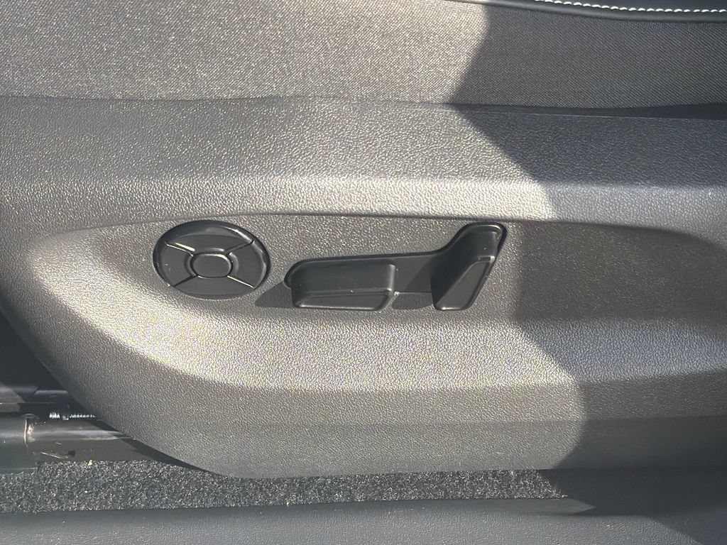 Certified 2025 Volkswagen Tiguan SE R-Line AWD/4WD image 10