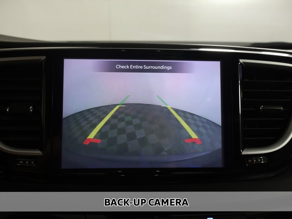 Used 2023 Chrysler Pacifica Touring-L FWD image 4