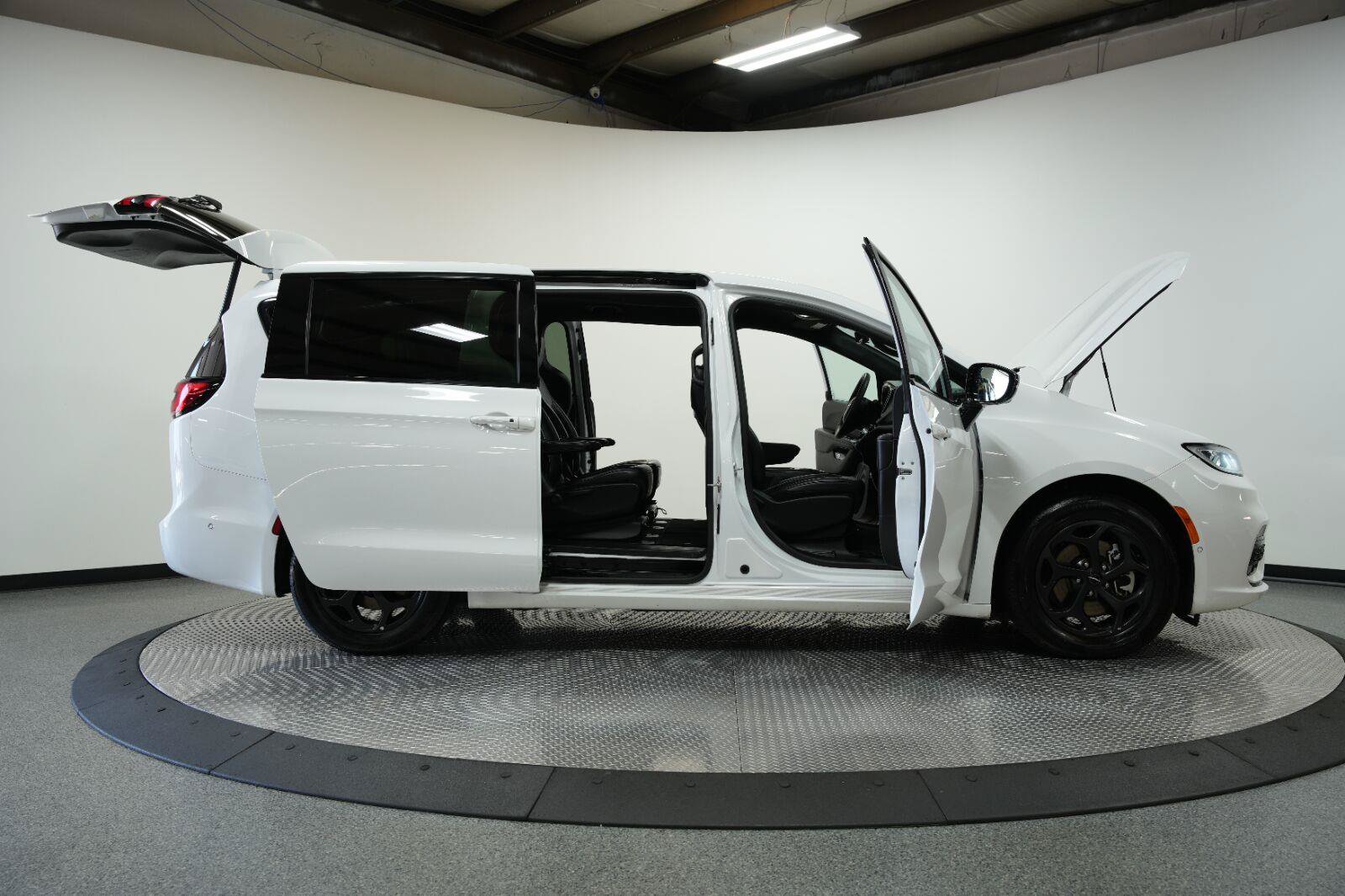 Used 2024 Chrysler Pacifica Limited FWD image 10