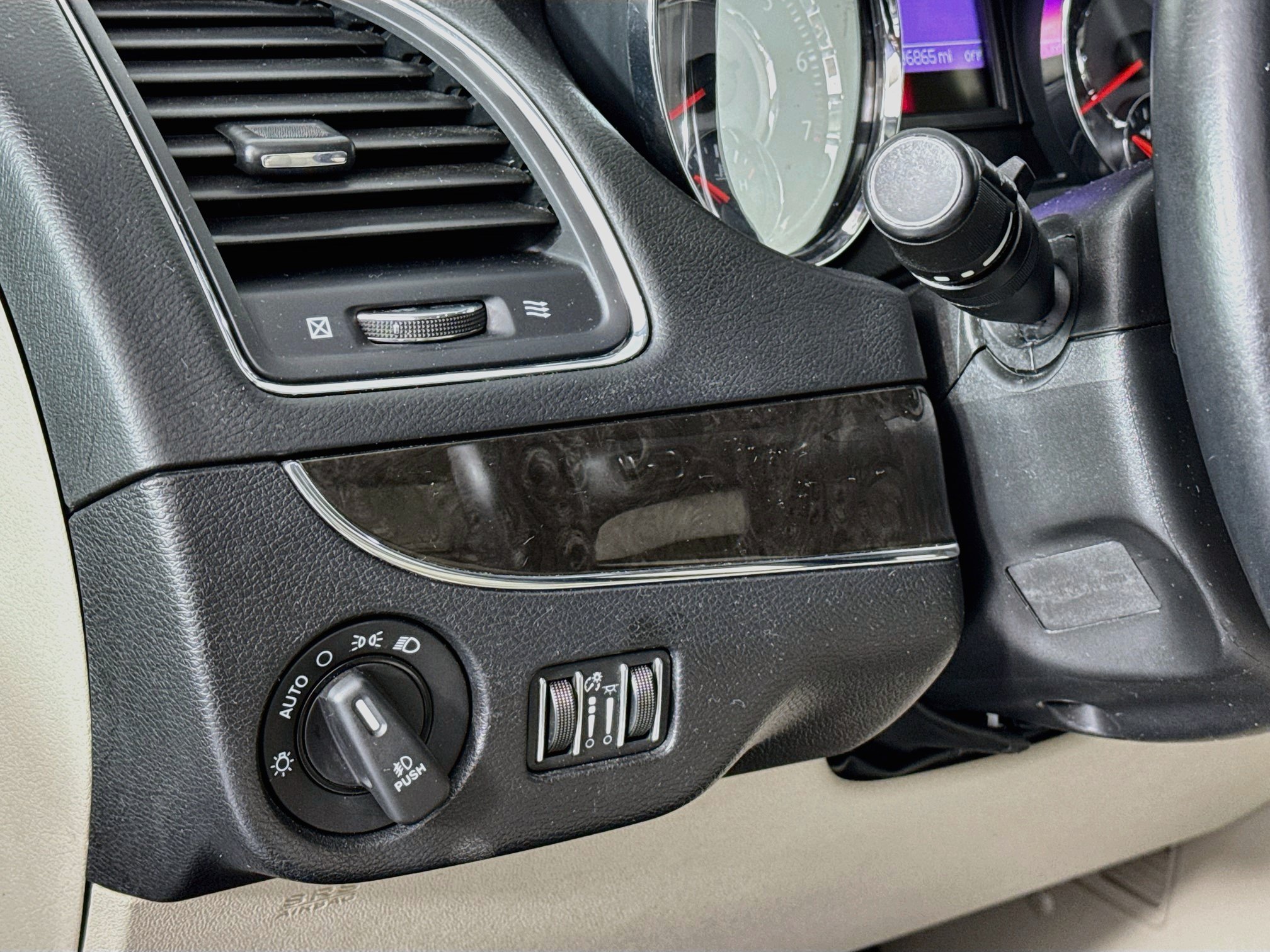 Used 2013 Chrysler Town & Country Touring FWD image 10