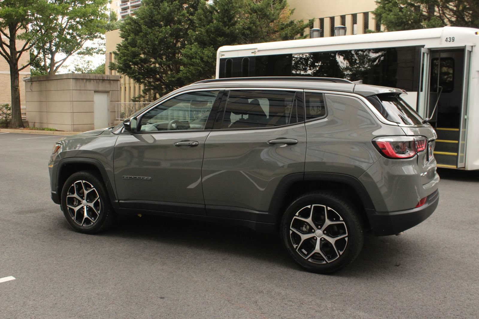 Used 2024 Jeep Compass Latitude AWD/4WD image 9