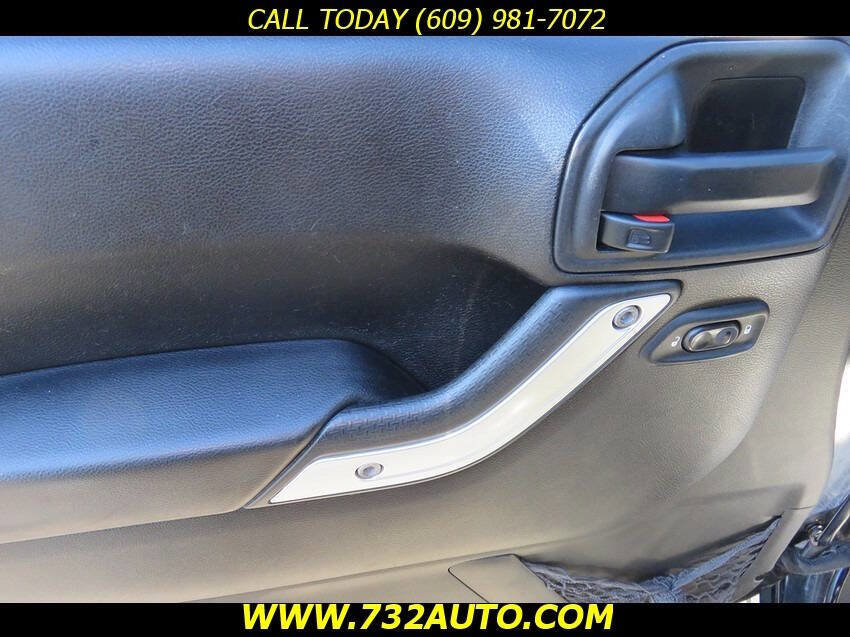 Used 2014 Jeep Wrangler Unlimited Sahara image 28