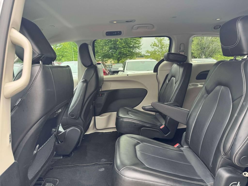 Used 2023 Chrysler Pacifica Touring-L FWD image 14