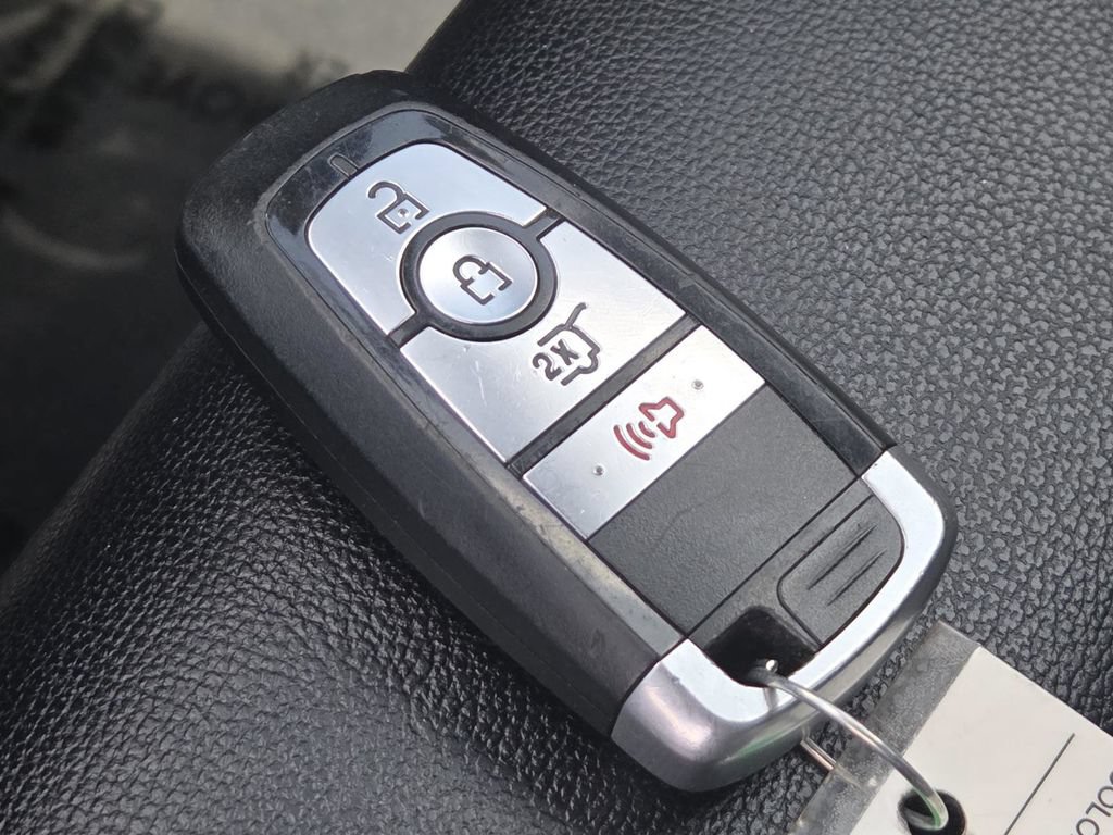 Used 2018 Ford Fusion SE w/ Equipment Group 201A FWD image 31