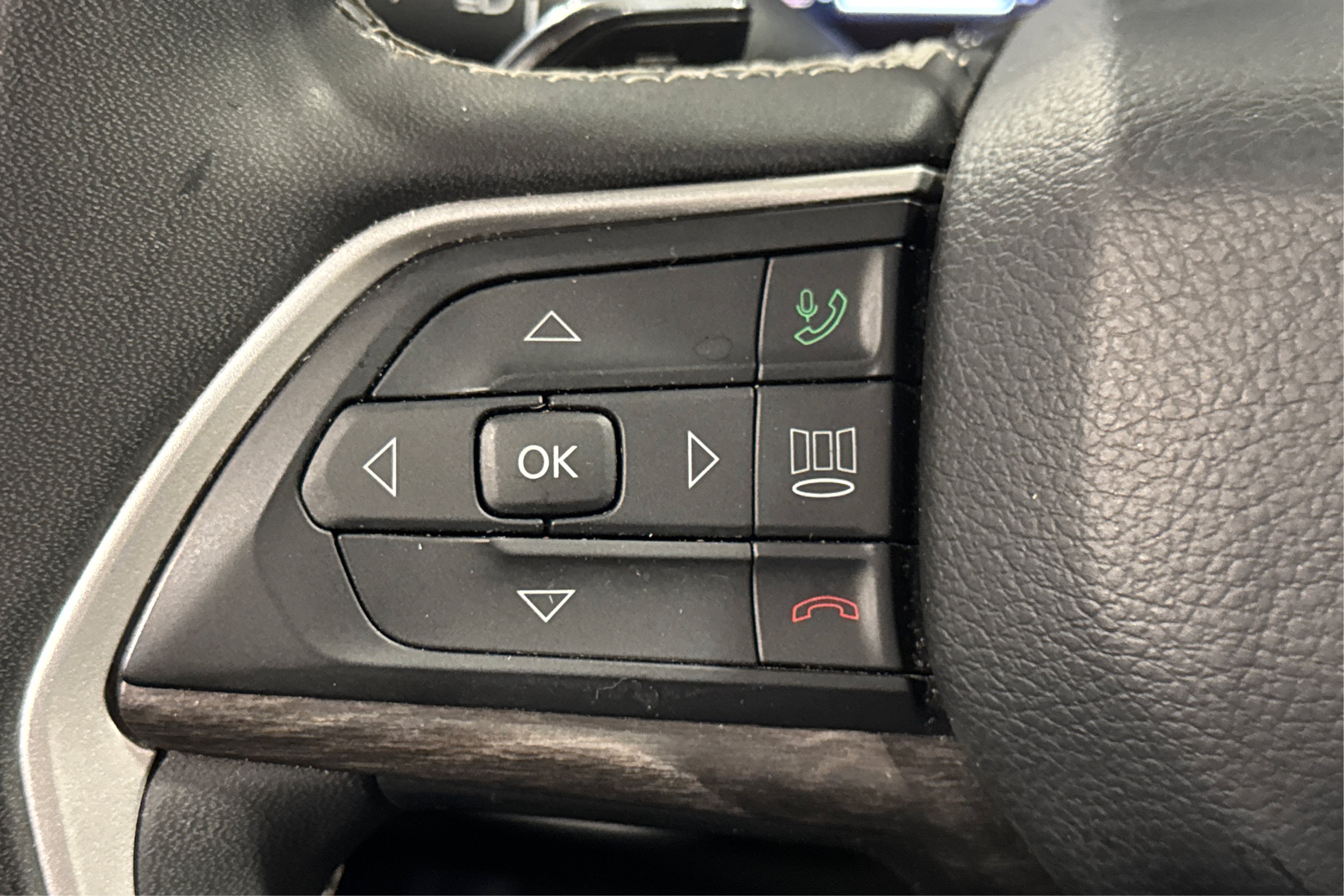 Used 2023 Jeep Grand Cherokee Limited AWD/4WD image 24