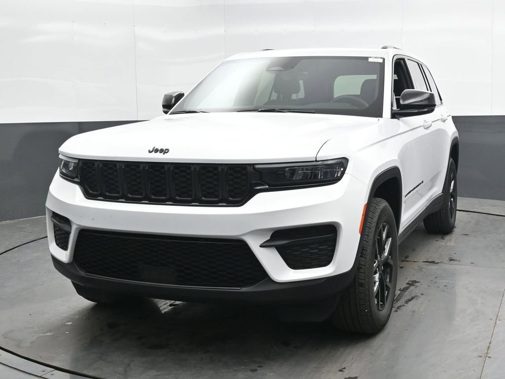 Used 2025 Jeep Grand Cherokee Altitude AWD/4WD image 6