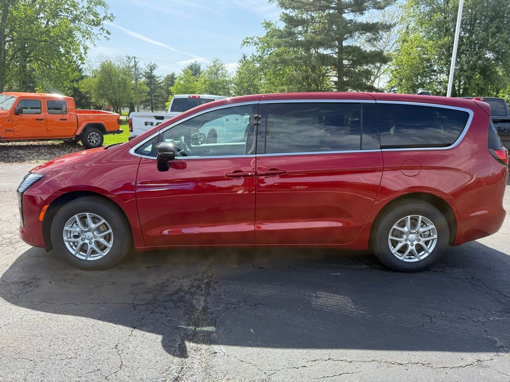 New 2027 Chrysler Pacifica Select FWD image 8
