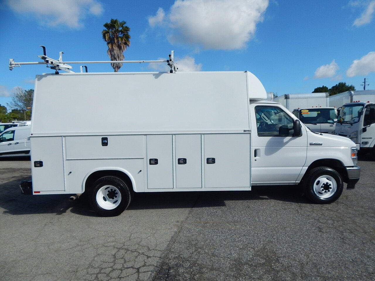 Used 2022 Ford E-450 and Econoline 450 Super Duty w/ Power Windows & Locks Group RWD image 9
