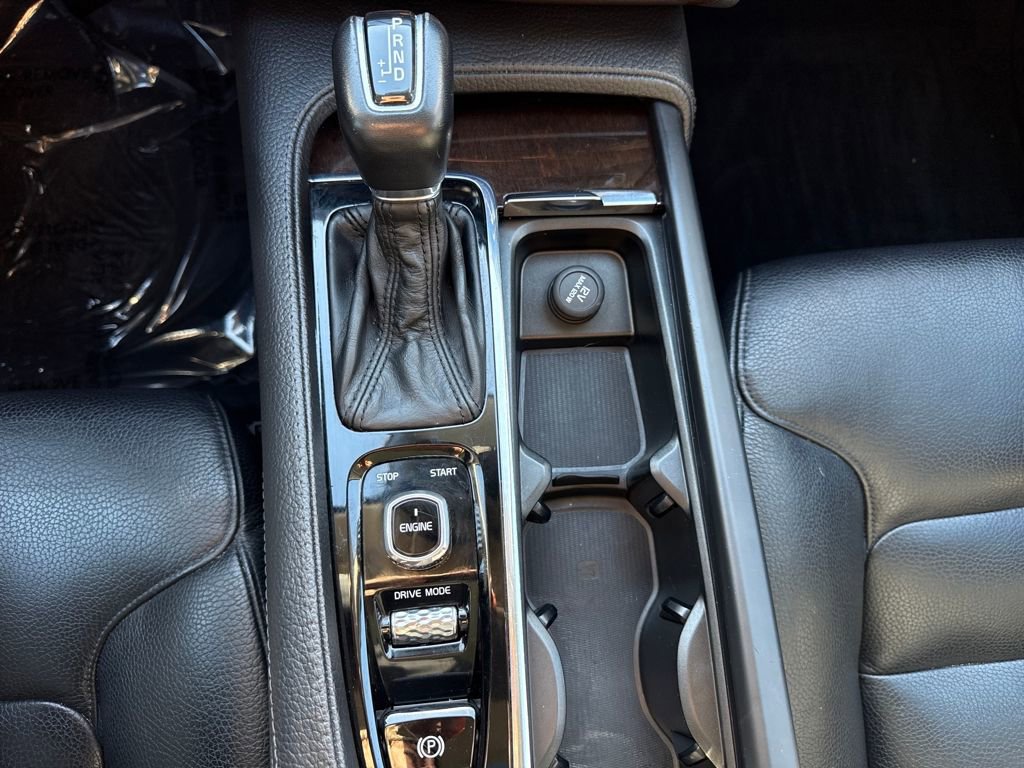 Used 2016 Volvo XC90 T6 Momentum w/ Momentum Plus Package image 21