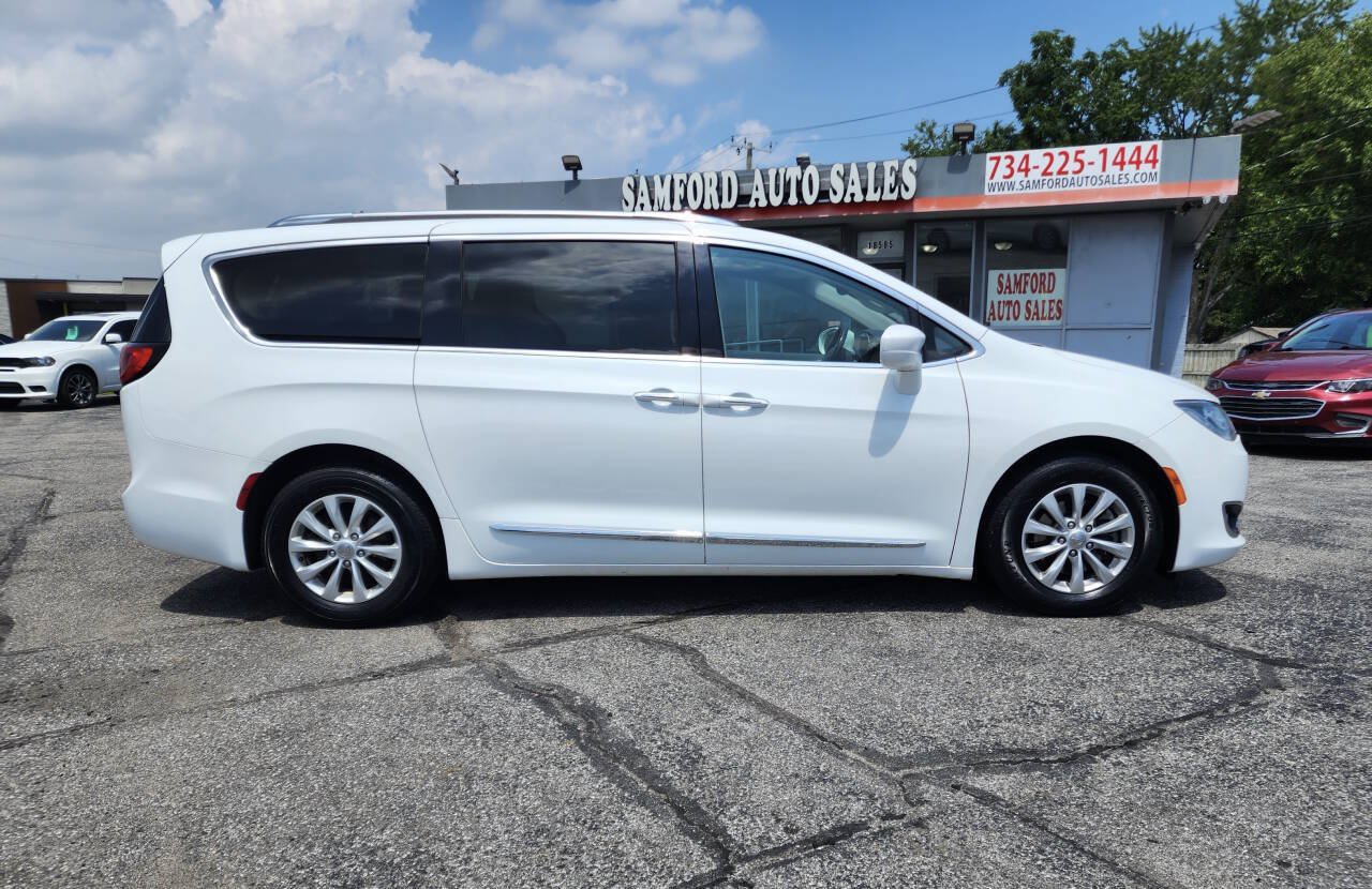 Used 2019 Chrysler Pacifica Touring-L FWD image 10