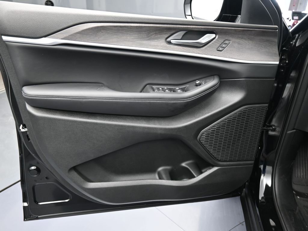 Used 2025 Jeep Grand Cherokee L Limited image 12