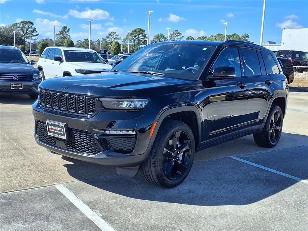 Used 2025 Jeep Grand Cherokee Limited w/ Black Appearance Package image 3