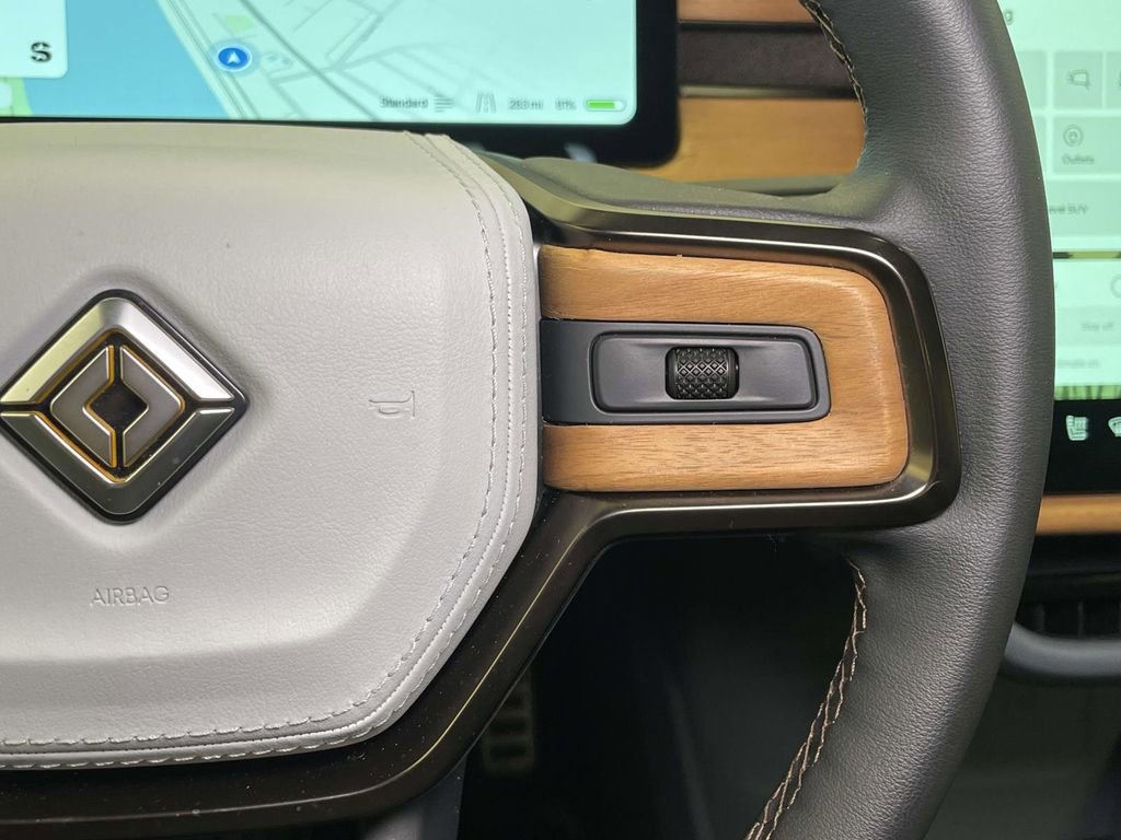 Used 2025 Rivian R1S Premium AWD/4WD image 39