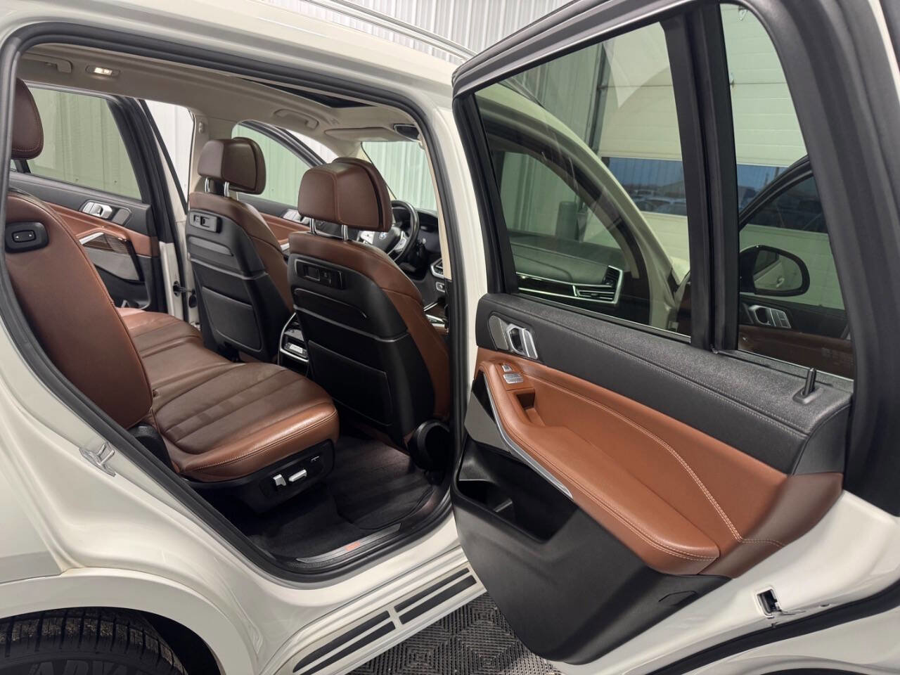 Used 2021 BMW X7 xDrive40i w/ Premium Package image 32