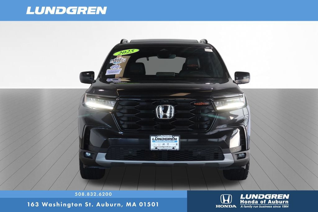 Used 2025 Honda Pilot TrailSport image 3