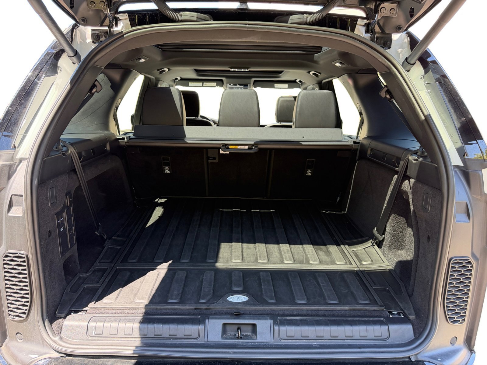 Used 2023 Land Rover Discovery S R-Dynamic AWD/4WD image 25