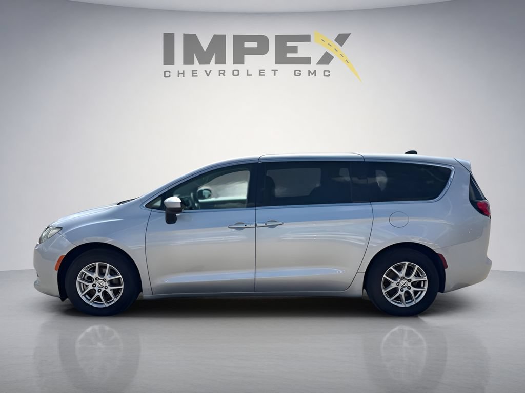 Used 2023 Chrysler Voyager LX FWD image 2