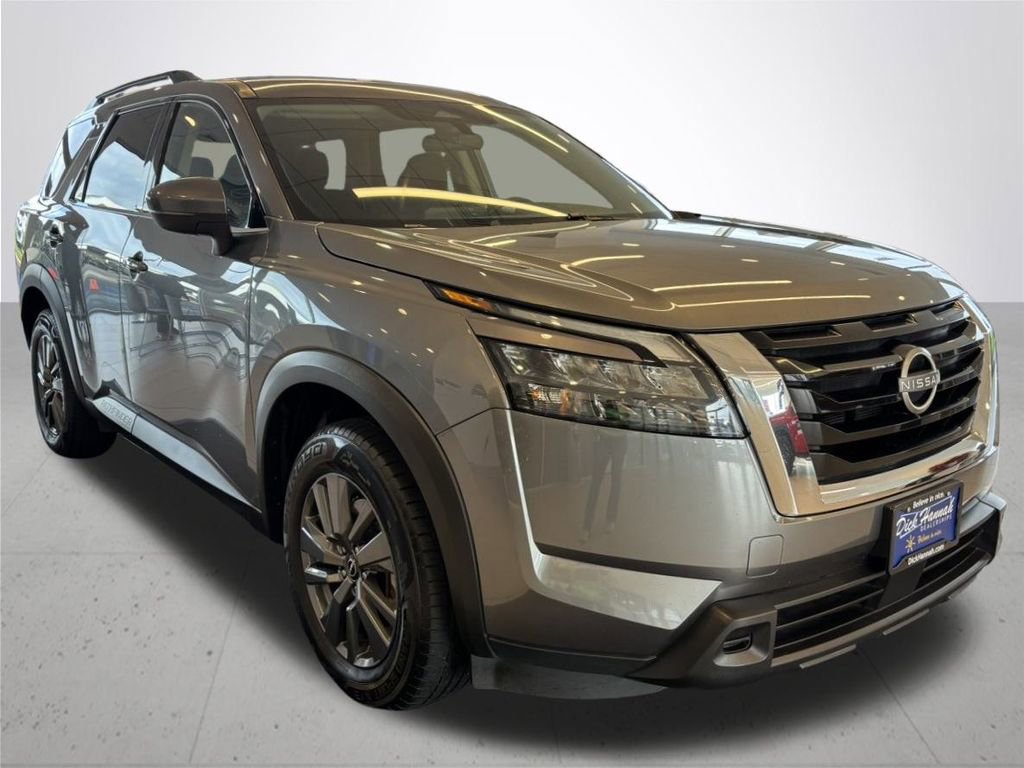 Used 2023 Nissan Pathfinder SV image 5