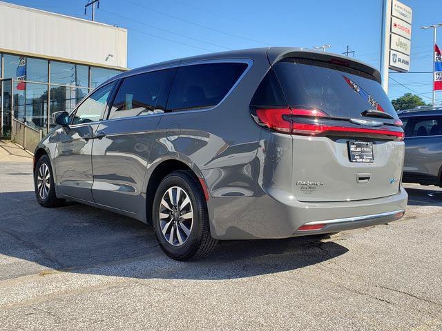 Used 2022 Chrysler Pacifica Touring-L FWD image 6