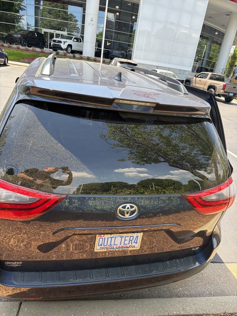 Used 2020 Toyota Sienna LE w/ LE Preferred Package FWD image 5