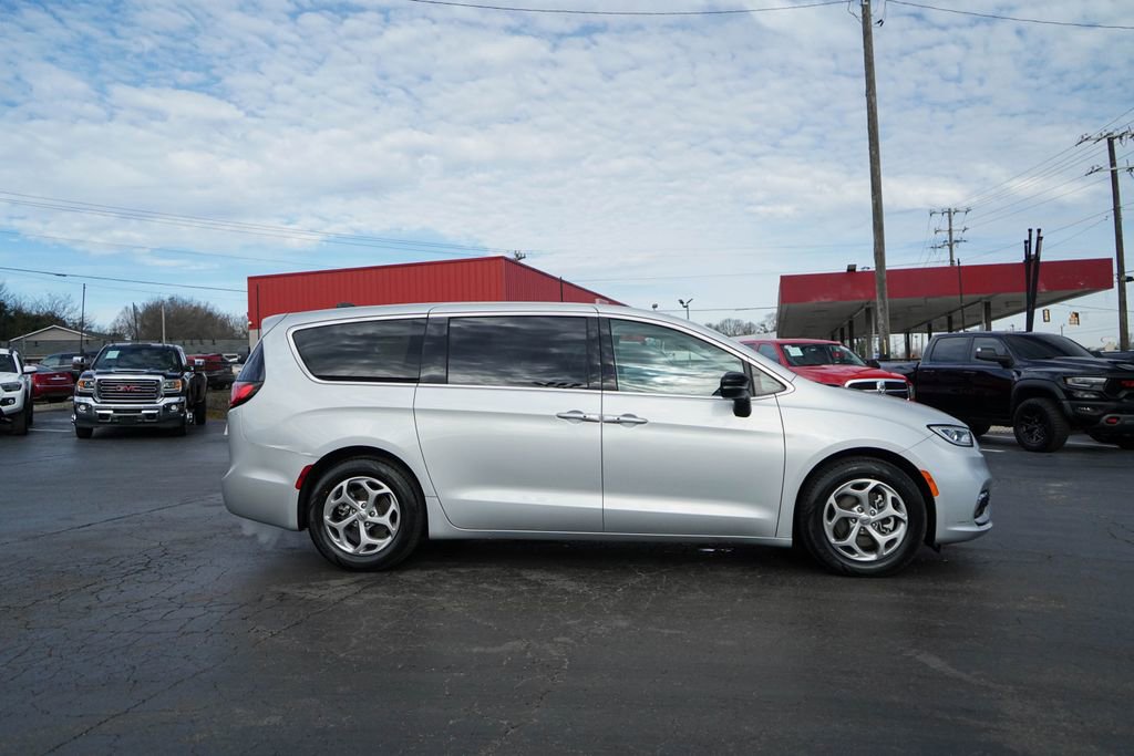 Used 2024 Chrysler Pacifica Limited image 2