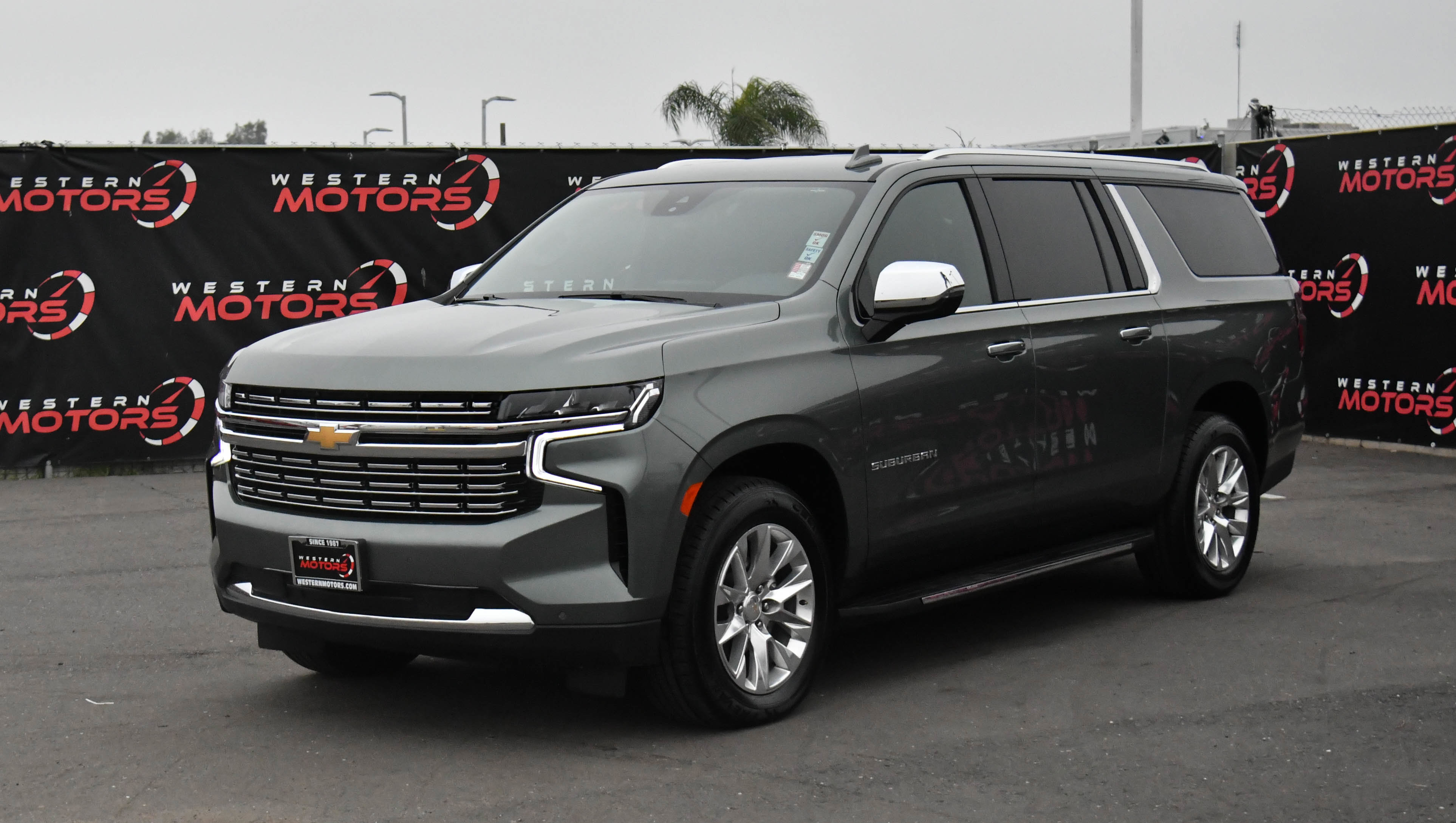 Used 2023 Chevrolet Suburban Premier image 3