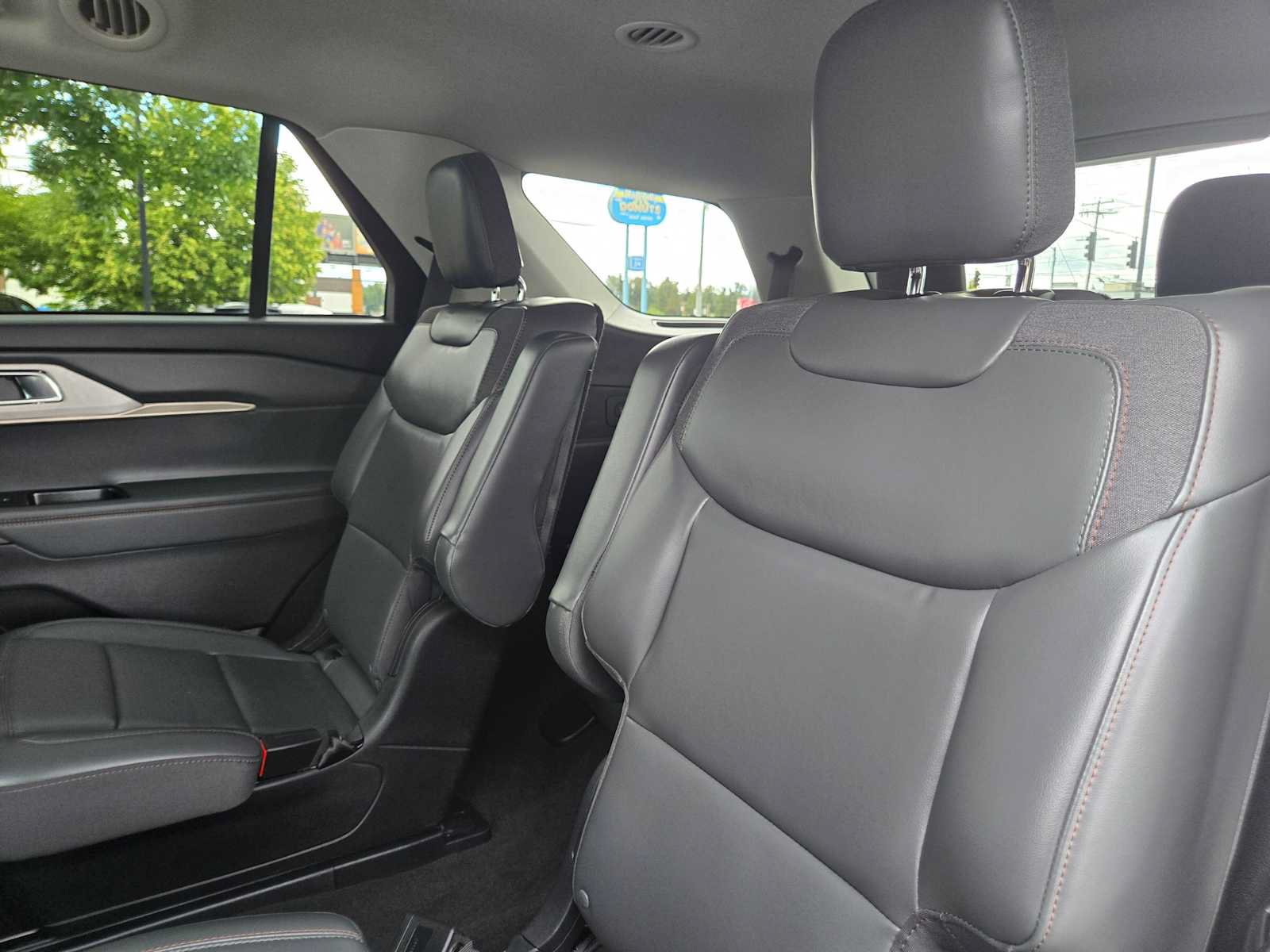 Used 2025 Ford Explorer Active w/ Active Comfort Package RWD image 18