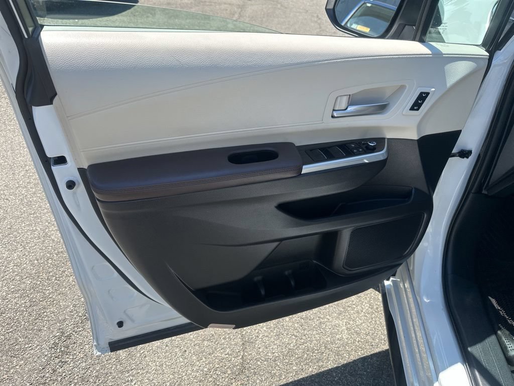 Used 2023 Toyota Sienna Platinum AWD/4WD image 25