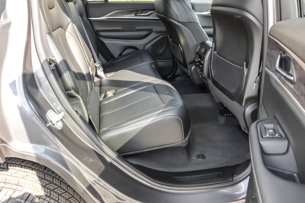 Used 2025 Jeep Grand Cherokee Limited image 34