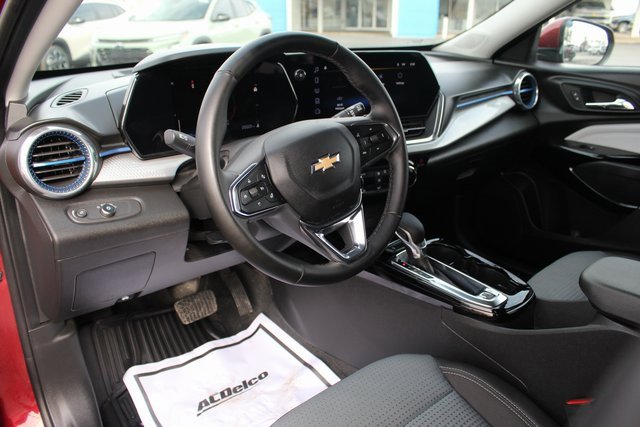 Used 2025 Chevrolet Trax LT w/ LT Convenience Package image 12