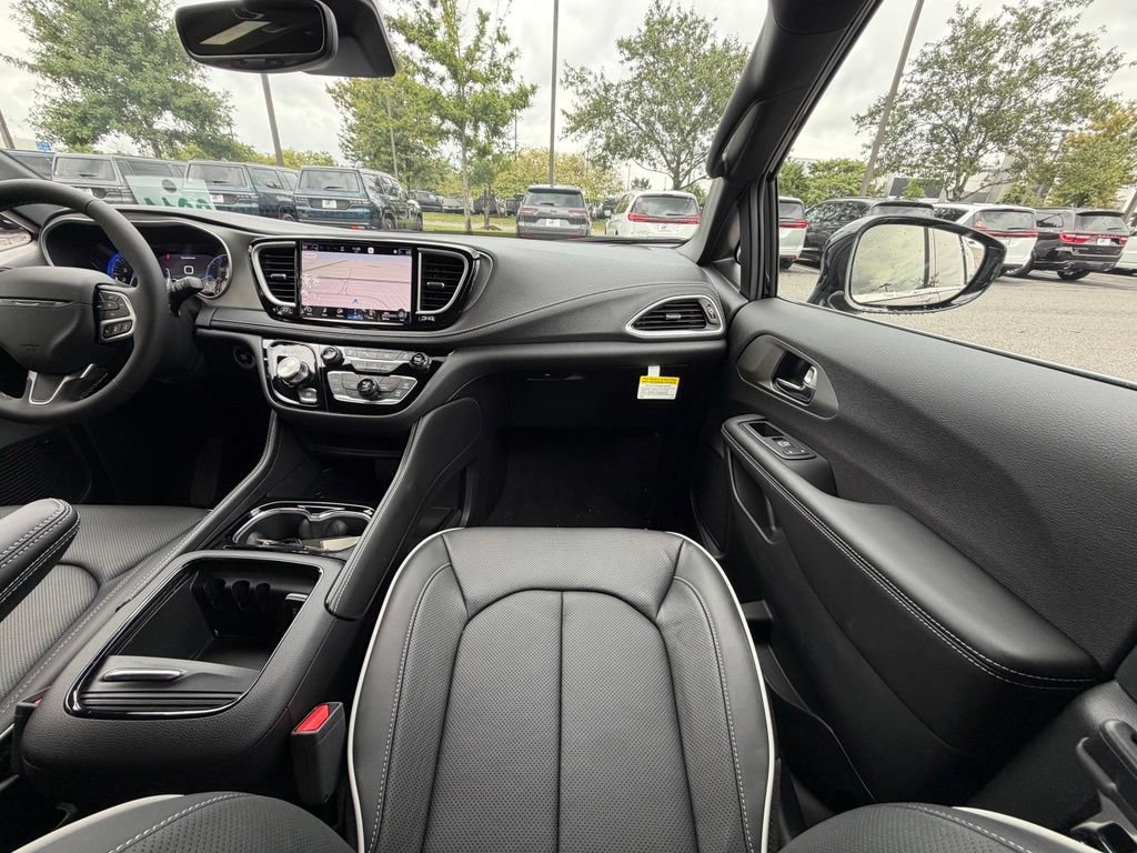 New 2027 Chrysler Pacifica Limited FWD image 14