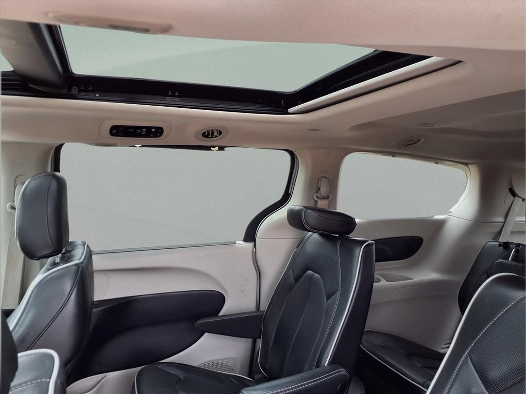Used 2023 Chrysler Pacifica Limited FWD image 27