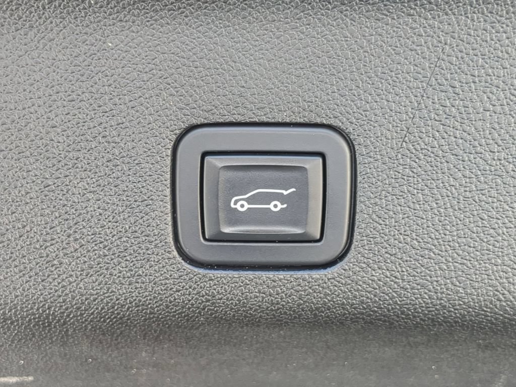 Used 2023 GMC Yukon XL Denali Ultimate AWD/4WD image 11