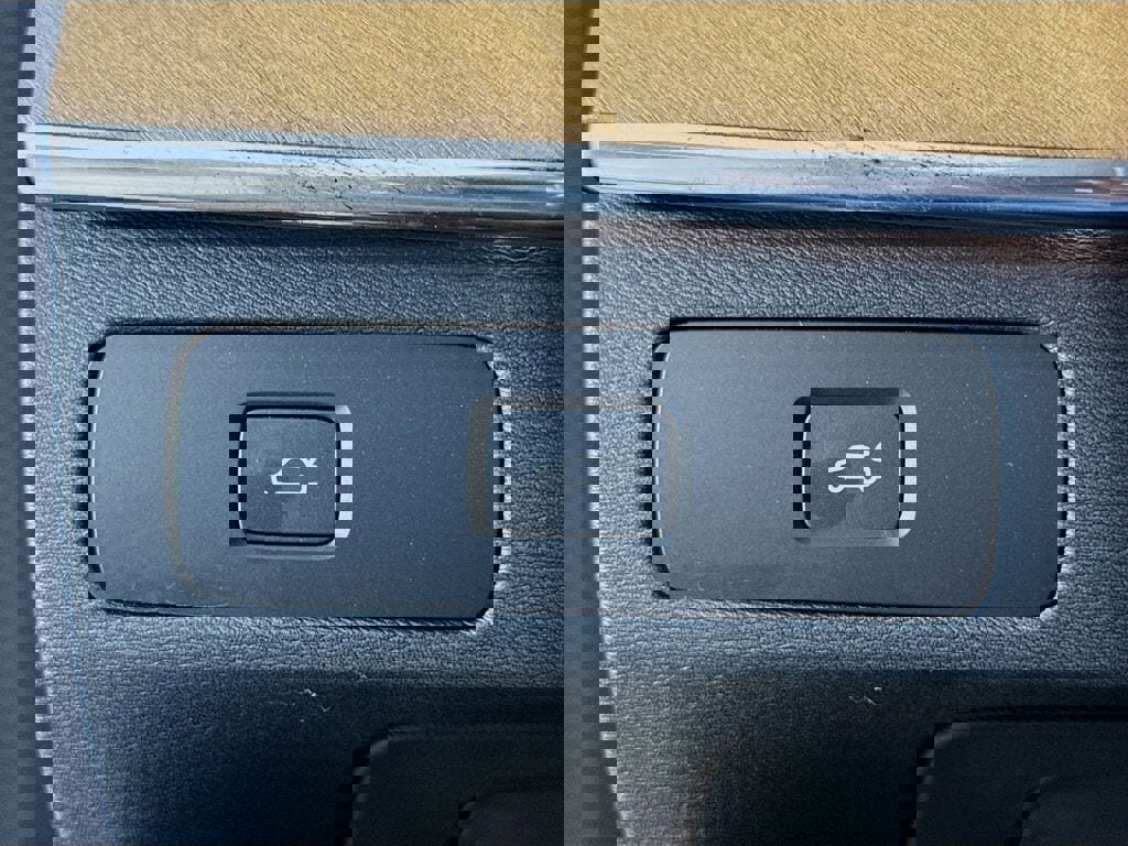 Certified 2025 Volvo XC90 B6 Plus image 10